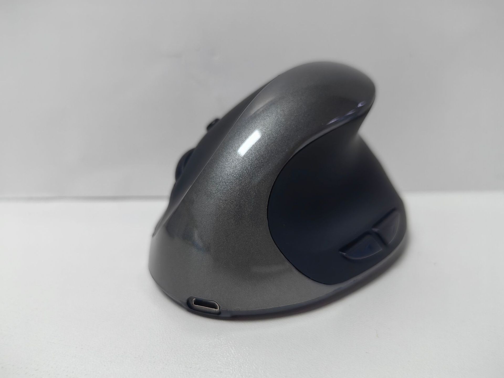 Three Generations Wireless Charging Vertical Mouse Ergonomic Mouse - Image 4